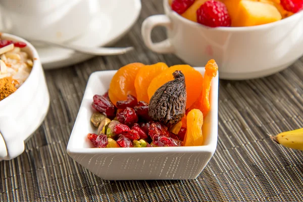 Nutritious oatmeal and dried fruit breakfast setting — Stock Photo, Image