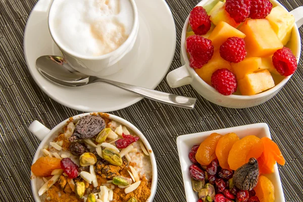 Fruits frais et flocons d'avoine avec garnitures saines pour le petit déjeuner — Photo