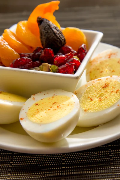Dividido duro cozido ovos e frutas pequeno-almoço nutritivo — Fotografia de Stock
