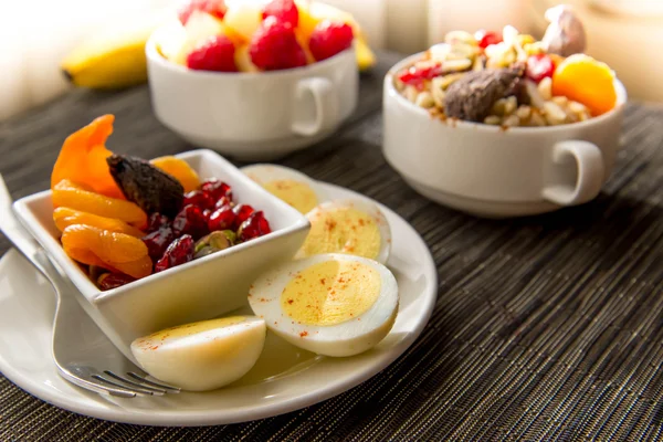 Fruits frais et flocons d'avoine avec garnitures saines pour le petit déjeuner — Photo