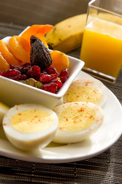 Fruta fresca y harina de avena con ingredientes saludables para el desayuno —  Fotos de Stock