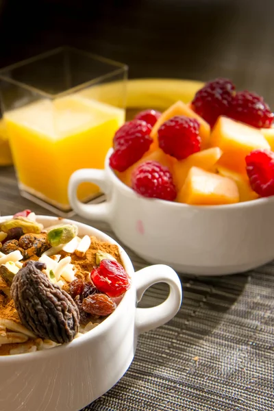 Taze meyve ve kahvaltı için sağlıklı Topingler ile yulaf ezmesi — Stok fotoğraf