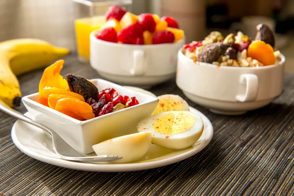 Fruta fresca y harina de avena con ingredientes saludables para el desayuno —  Fotos de Stock