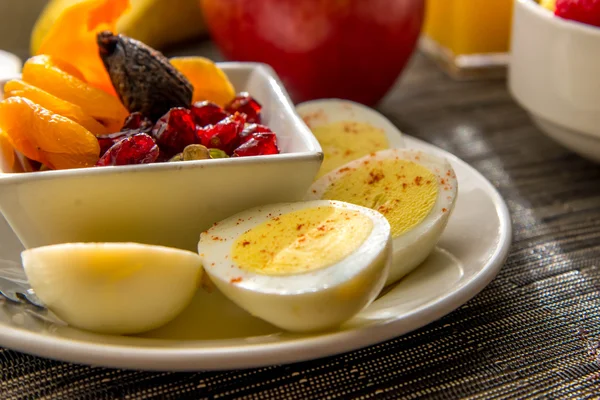Huevos duros en rodajas y desayuno nutritivo de frutas —  Fotos de Stock
