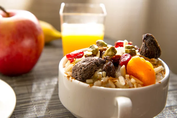 Frutas frescas e aveia com coberturas saudáveis para o pequeno-almoço — Fotografia de Stock