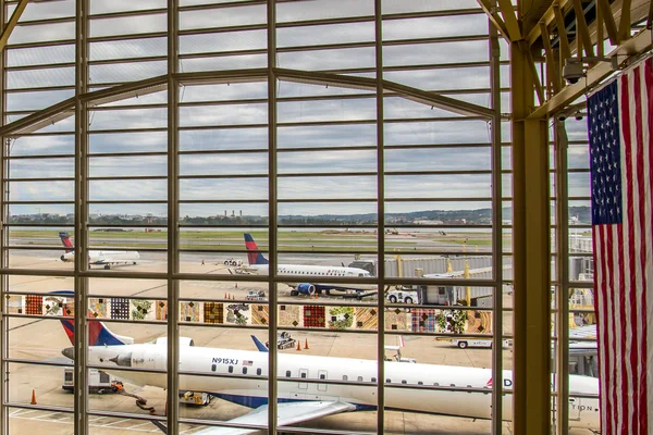 Blick aus dem Flughafenfenster auf Flugzeuge und Rampenbetrieb — Stockfoto