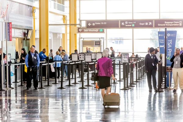 Passageiros na linha TSA em um aeroporto — Fotografia de Stock