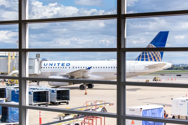 Visualize a janela do aeroporto para aviões e operações de rampa — Fotografia de Stock