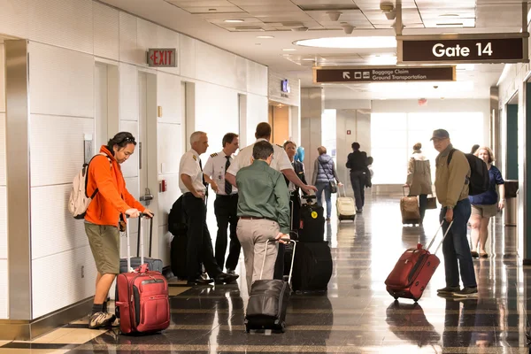 Pasajeros que esperan en el pasillo un vuelo — Foto de Stock