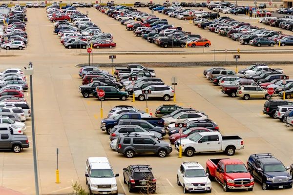 Samochody na parkingu lotniska w Dia — Zdjęcie stockowe