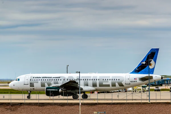 Frontier airplanes on the ground at DIA — Stock Photo, Image