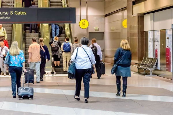 People waiting for the terminal tram at DIA — Stock Photo, Image