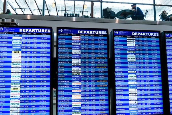 Экраны отображения информации о рейсах в аэропорту — стоковое фото