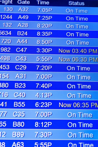 Écrans d'affichage des informations de vol dans un aéroport — Photo
