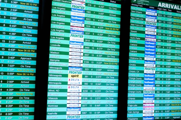 Flight information skärmar på en flygplats — Stockfoto