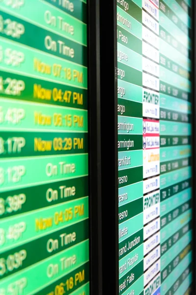 Telas de exibição de informações de voo em um aeroporto — Fotografia de Stock