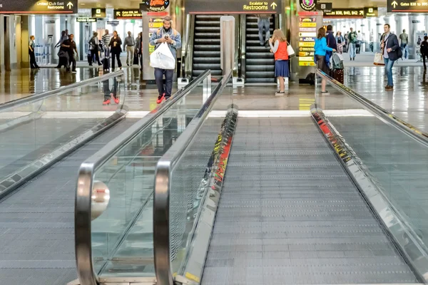 Daylighting roof structure with people walking and people movers — Stock Photo, Image