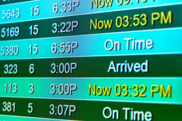Экраны отображения информации о рейсах в аэропорту — стоковое фото