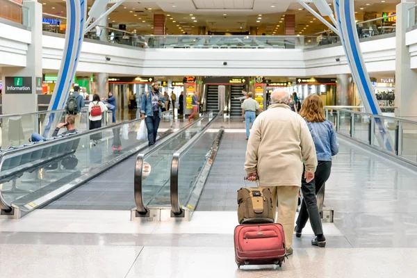 Daylighting roof structure with people walking and people movers — Stock Photo, Image