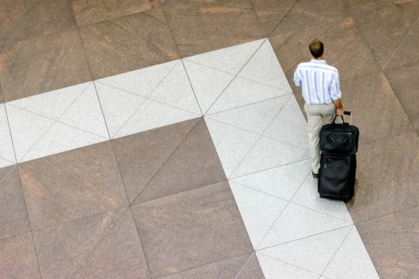 Personas caminando con equipaje en un aeropuerto —  Fotos de Stock