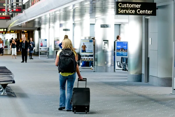 Lidí, kteří jdou s zavazadel na letišti — Stock fotografie