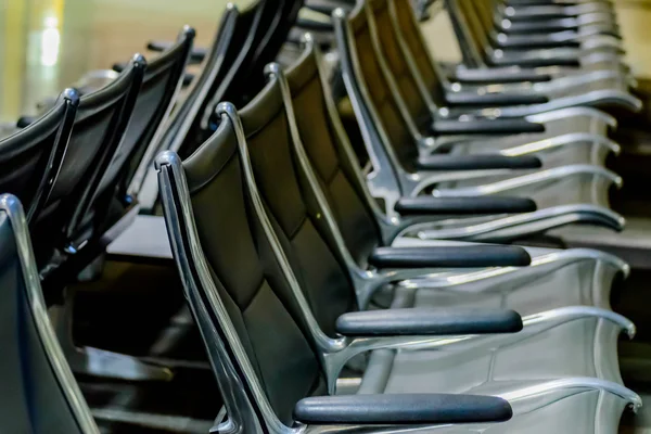 Leere Flughafensitze - typische schwarze Stühle beim Boarding-Warten — Stockfoto