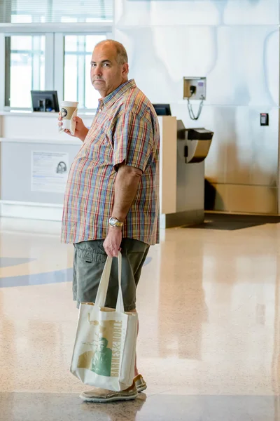 Passeggeri che camminano con i bagagli in aeroporto — Foto Stock