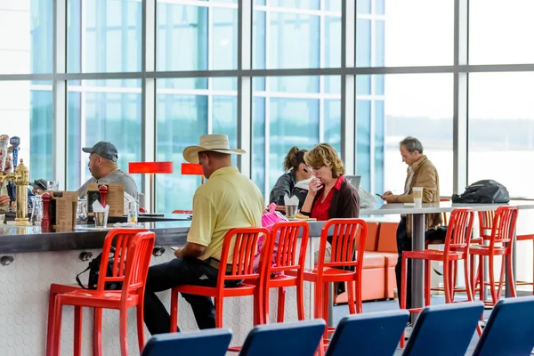 Menschen sitzen an der Restaurantbar eines Flughafens — Stockfoto
