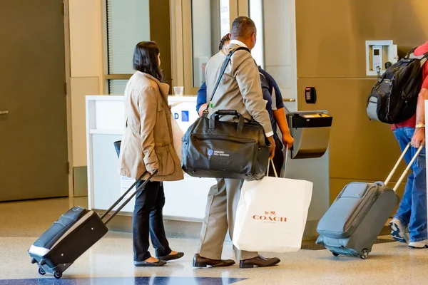 Passengers queued in line for boarding at departure gate — Stock Photo, Image