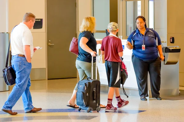 Passagiere standen am Abflugsteig Schlange für das Boarding — Stockfoto