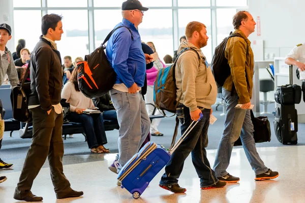 Pasajeros en cola para embarcar en la puerta de embarque —  Fotos de Stock