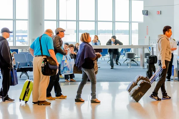 Yolcular için yatılı çıkış kapısında sıraya sıraya alındı