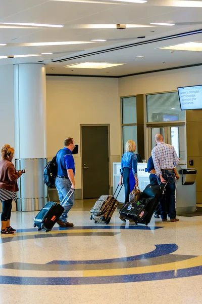 Passagerare på kö i linje för ombordstigning vid avgångsporten — Stockfoto