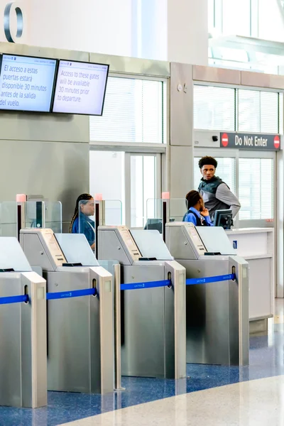 Pasajeros en cola para embarcar en la puerta de embarque — Foto de Stock