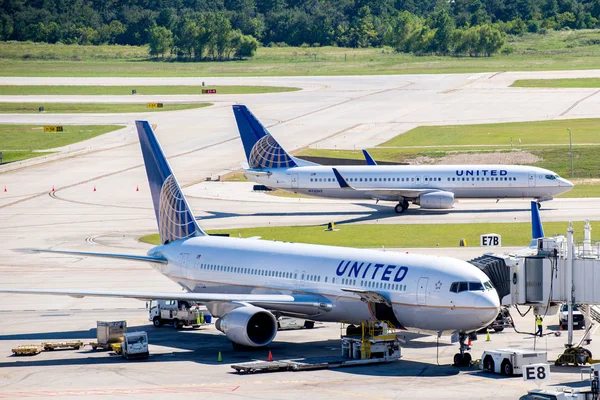 Airplanes on the active ramp at IAH airport — Stock Photo, Image