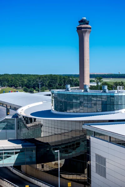 Wieża kontrolna lotniska i terminal Iah — Zdjęcie stockowe