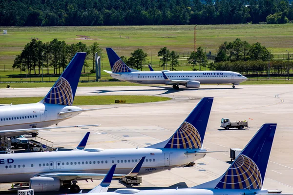 Aviões na rampa ativa no aeroporto IAH — Fotografia de Stock