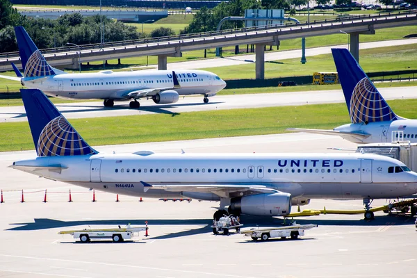 Airplanes on the active ramp at IAH airport — Stock Photo, Image