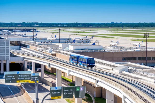 Oberirdisches Terminal verbindet Straßenbahn am Flughafen — Stockfoto