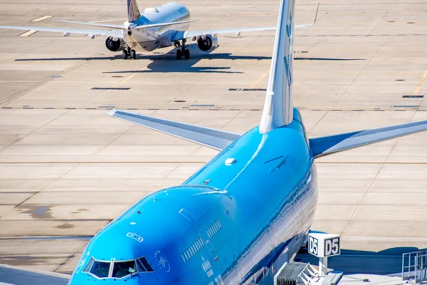 Airplanes on the active ramp at IAH airport — Stock Photo, Image