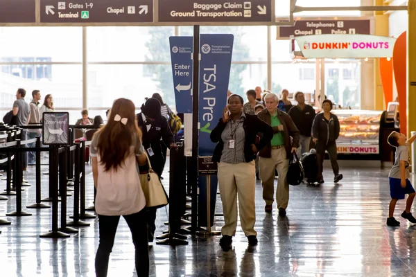 Passagiere in der TSA-Schlange auf einem Flughafen Stockbild