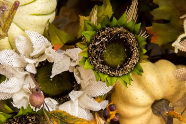 Sonbahar renkleri ev dekorasyonu - yeşil kumaş çiçekler, kabak