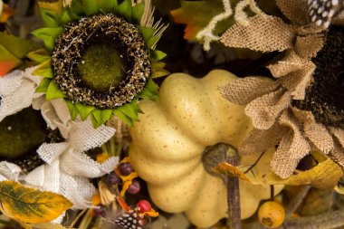 Sonbahar renkleri ev dekorasyonu - yeşil kumaş çiçekler, kabak