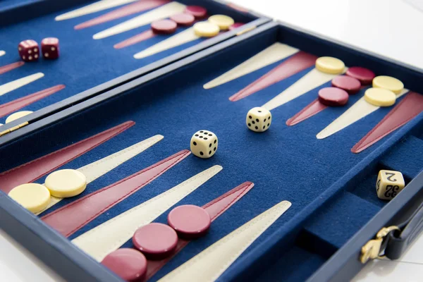 Brettspiele - Backgammon im Spiel — Stockfoto