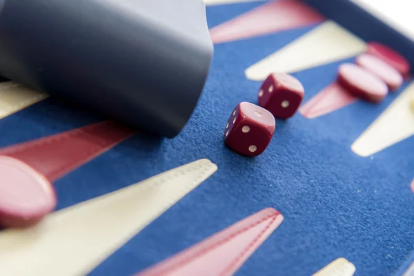 Jeux de société - backgammon en jeu — Photo