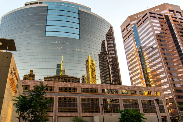 Paesaggi urbani e edifici nel centro di Phoenix, AZ — Foto Stock