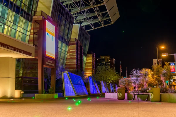 Kongresszentrum in der Nacht in Phoenix, az — Stockfoto