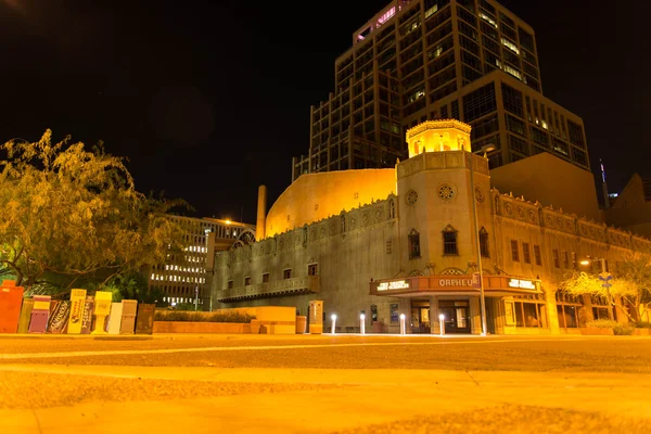 Историческое здание ночью в центре Финикса, штат Аризона — стоковое фото