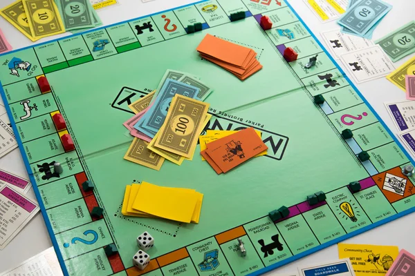 Monopoly-Brettspiel im Spiel lizenzfreie Stockfotos