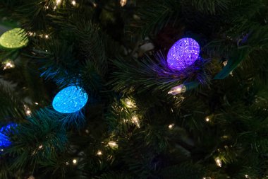 yapay Noel ağacı ışıkları ile